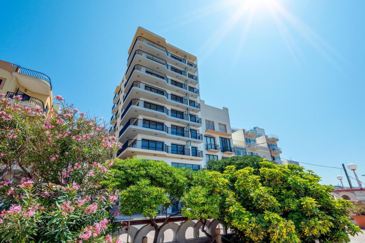Islet Promenade Seafront Penthouse: Breathtaking Views & Private Hot Tub Apartment St. Paul's Bay Exterior photo