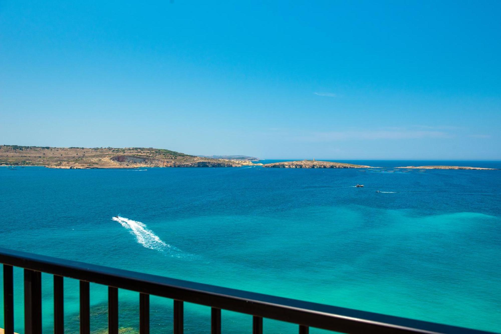 Islet Promenade Seafront Penthouse: Breathtaking Views & Private Hot Tub Apartment St. Paul's Bay Exterior photo
