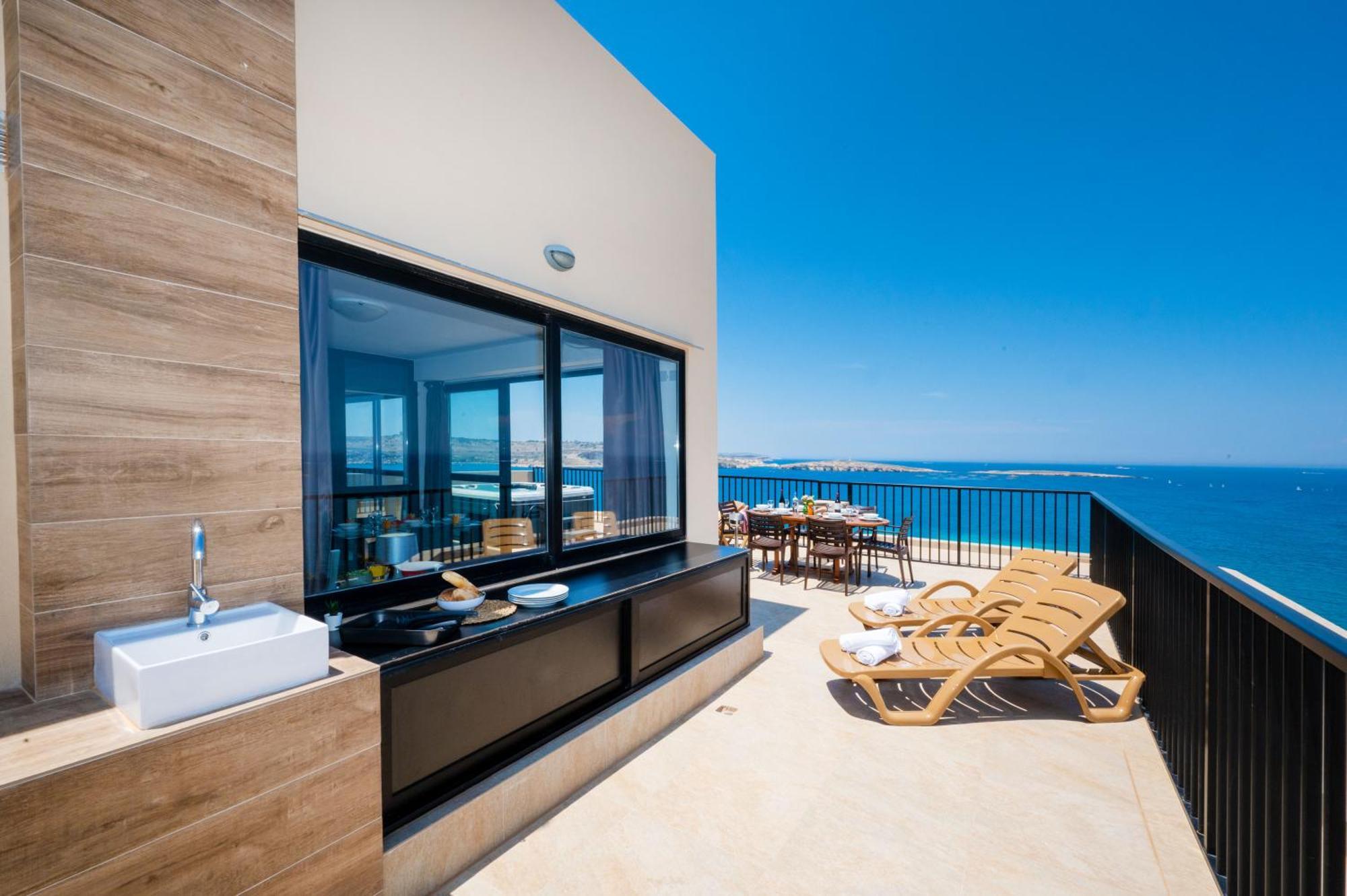 Islet Promenade Seafront Penthouse: Breathtaking Views & Private Hot Tub Apartment St. Paul's Bay Exterior photo