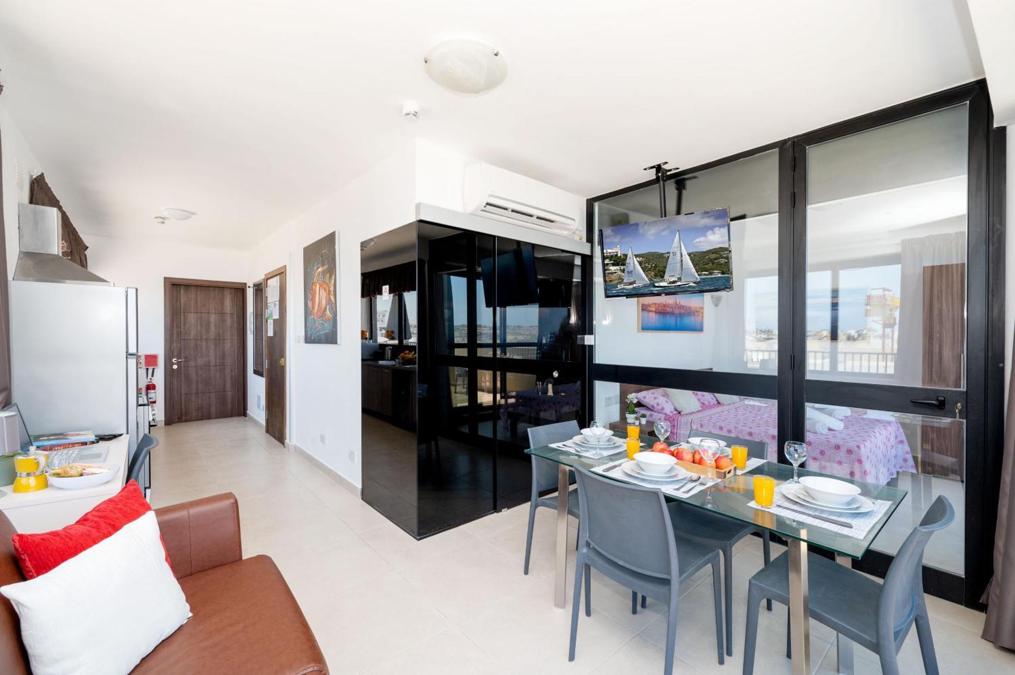 Islet Promenade Seafront Penthouse: Breathtaking Views & Private Hot Tub Apartment St. Paul's Bay Exterior photo