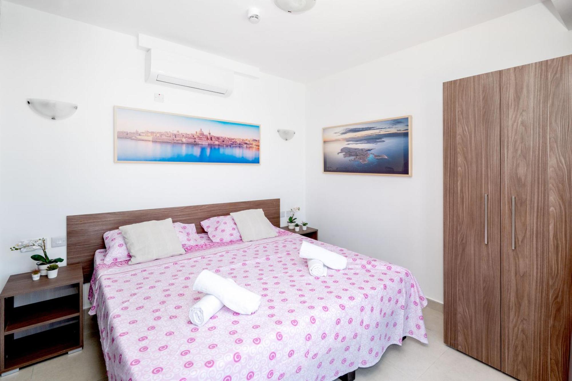 Islet Promenade Seafront Penthouse: Breathtaking Views & Private Hot Tub Apartment St. Paul's Bay Exterior photo
