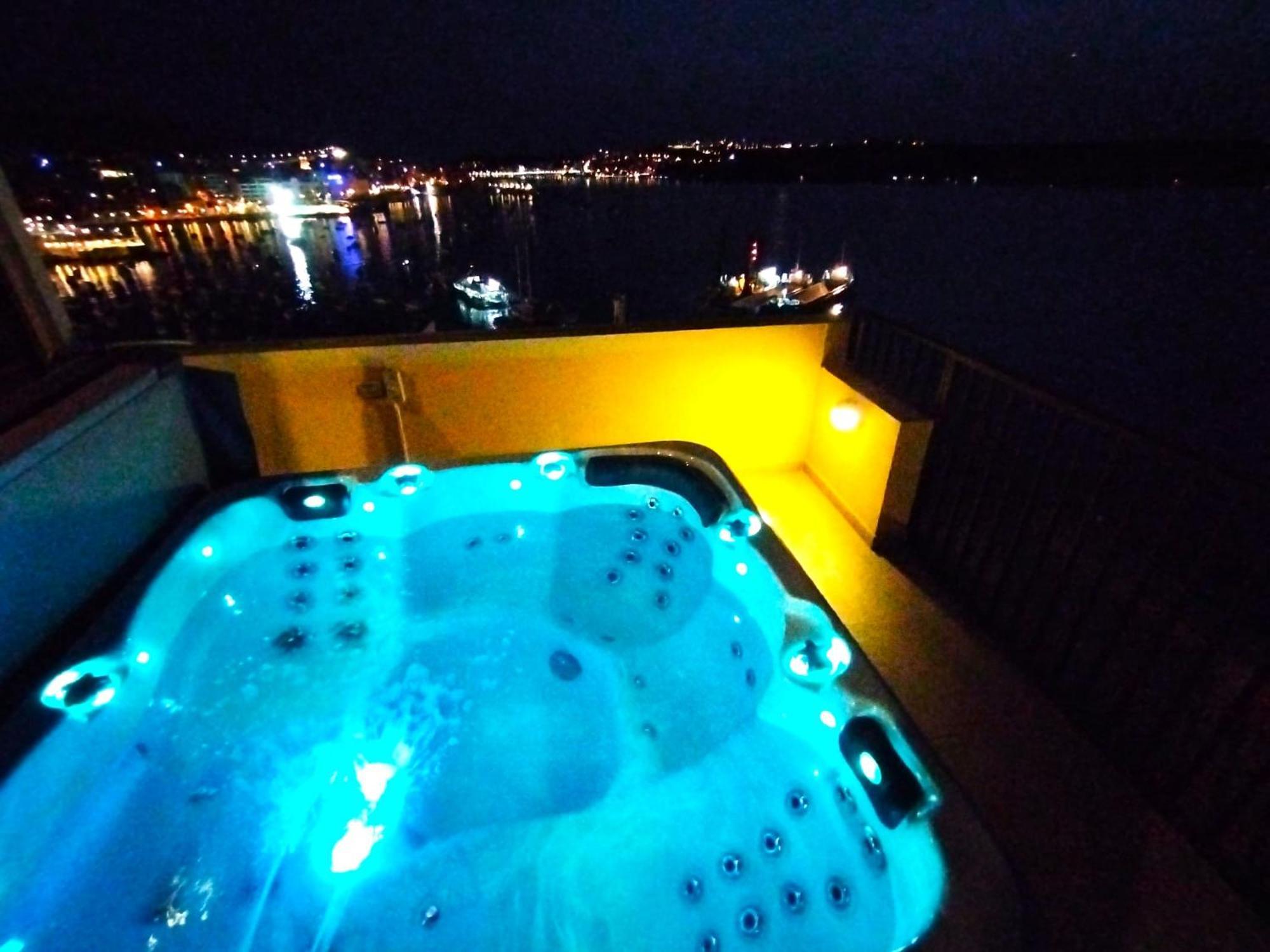 Islet Promenade Seafront Penthouse: Breathtaking Views & Private Hot Tub Apartment St. Paul's Bay Exterior photo