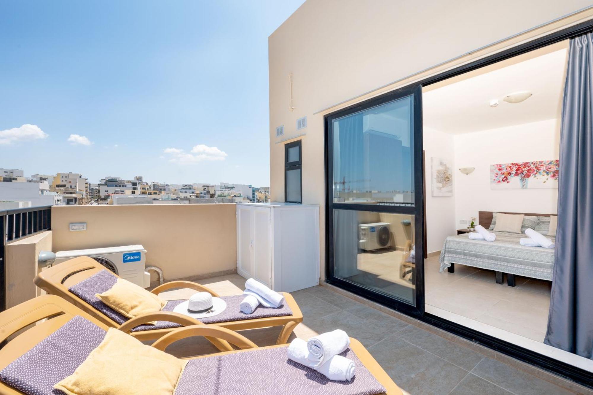 Islet Promenade Seafront Penthouse: Breathtaking Views & Private Hot Tub Apartment St. Paul's Bay Exterior photo