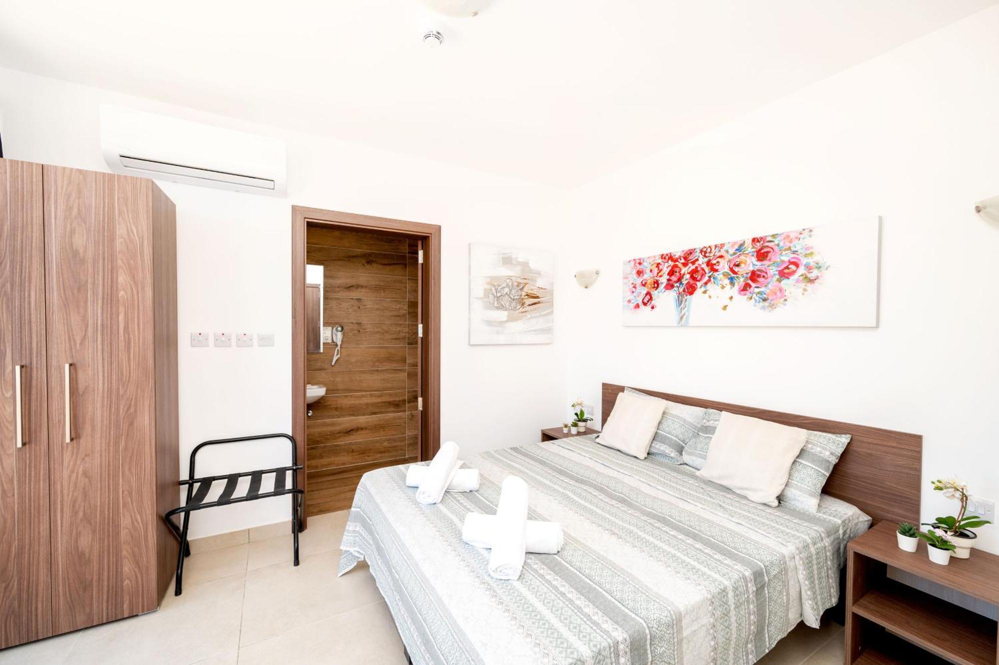 Islet Promenade Seafront Penthouse: Breathtaking Views & Private Hot Tub Apartment St. Paul's Bay Exterior photo