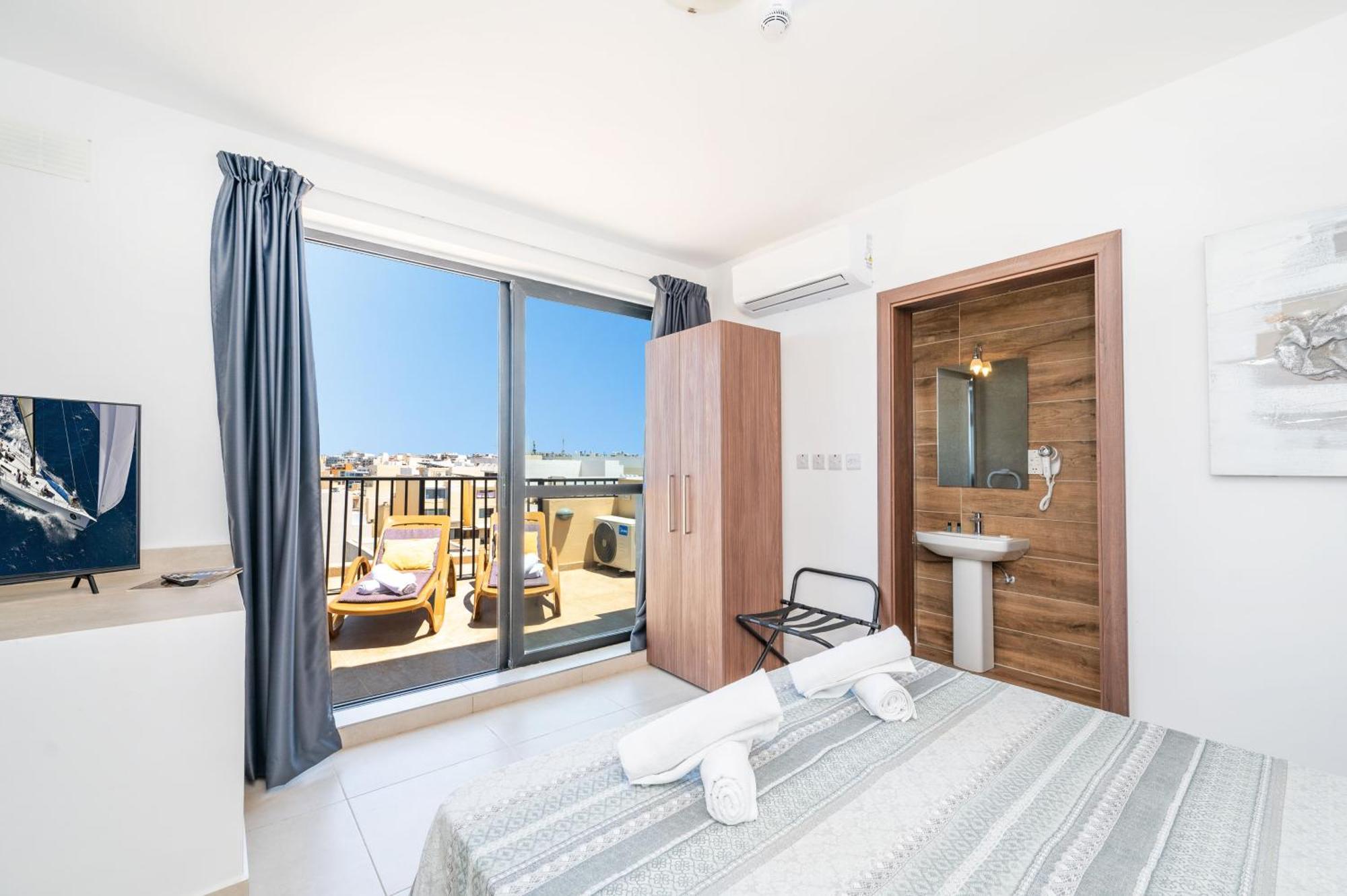 Islet Promenade Seafront Penthouse: Breathtaking Views & Private Hot Tub Apartment St. Paul's Bay Exterior photo