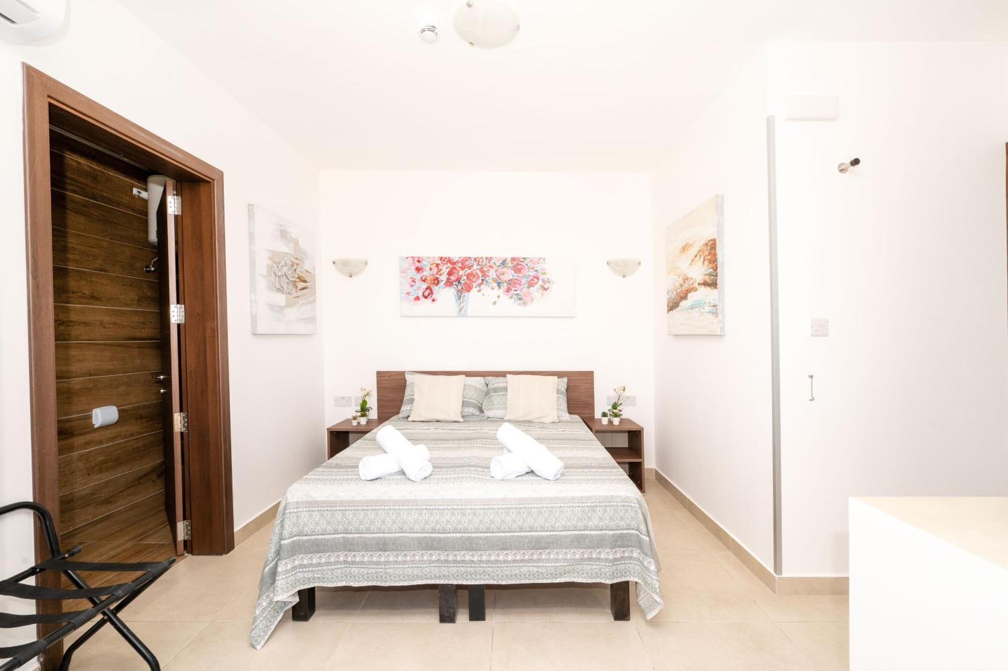 Islet Promenade Seafront Penthouse: Breathtaking Views & Private Hot Tub Apartment St. Paul's Bay Exterior photo